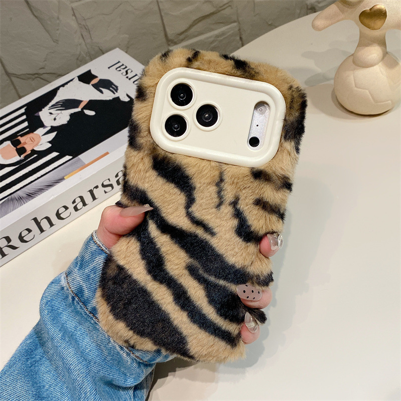 豪華なゼブラ柄ふわふわプラッシュスマホケース iPhone  - Phone Cases Iphone 17 Pro のレビューと価格
