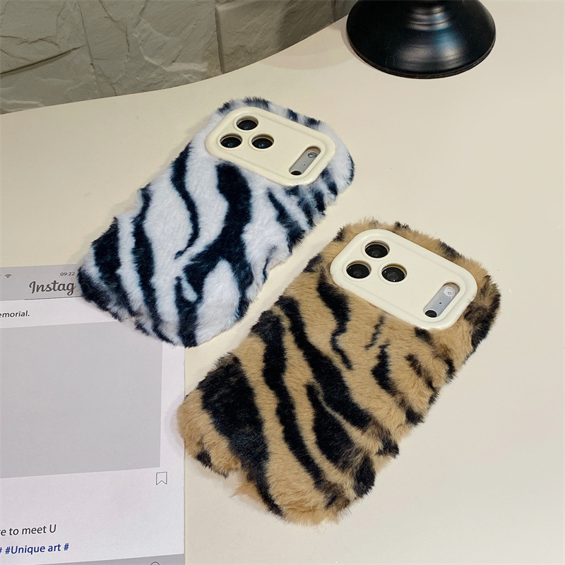 豪華なゼブラ柄ふわふわプラッシュスマホケース iPhone  - Phone Cases Iphone 17 Pro のレビューと価格